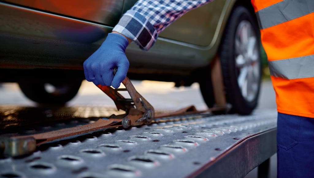 Plateau de dépannage en cours de sanglage à Lyon · Dépannage auto à Caluire-et-Cuire (69300)
